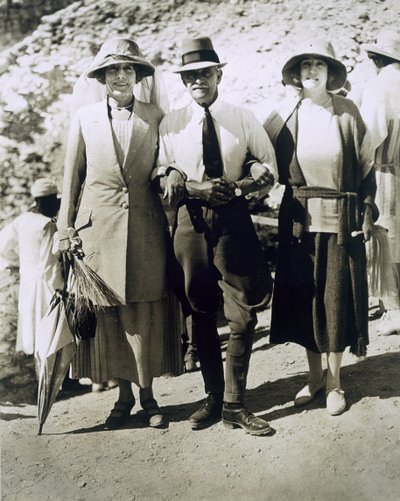 Od lewej: Lady Somerleyton, pułkownik Watson Pasha i Hon. Lady Alexander przy grobie Tutanchamona, Dolina Królów autorstwa Harry Burton