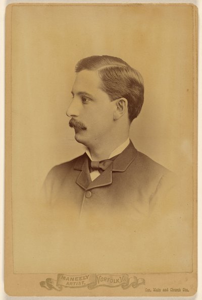 [Niezidentyfikowany mężczyzna z wąsami, z profilu]. autorstwa Harry F. Maneeley