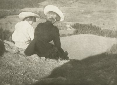 Pola w Birgitz (siedzi Hans i Maria), ok. 1908 (odbitka dwuchromianowa) autorstwa Heinrich Kuhn