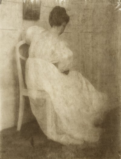 Mary Warner na białym krześle, ok. 1910 (bichromian gumy na odbitce platynowej) autorstwa Heinrich Kuhn