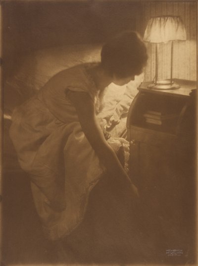 Panna Mary [Warner] przy swoim nocnym stoliku autorstwa Heinrich Kuhn