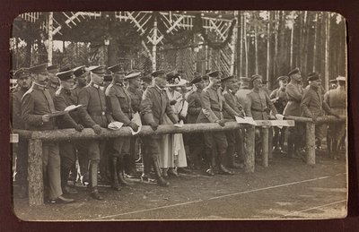I wojna światowa: Ukraina w latach 1914-1916 podczas najazdu wojsk niemieckich. Grupa żołnierzy (zdjęcie czarno-białe) autorstwa Heldenfriedhof Dsessentniki (attr. to)