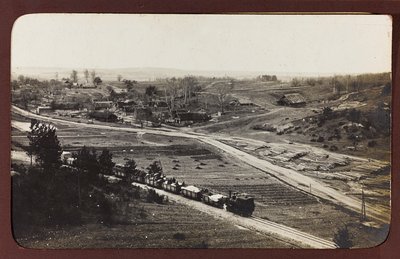 I wojna światowa: Ukraina w latach 1914-1916 podczas najazdu wojsk niemieckich. Pociąg towarowy (zdjęcie czarno-białe) autorstwa Heldenfriedhof Dsessentniki (attr. to)