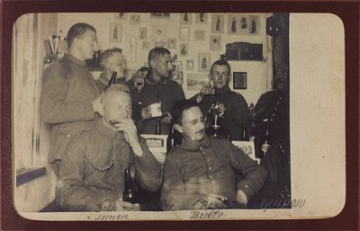 I wojna światowa: Ukraina w latach 1914-1916 podczas najazdu wojsk niemieckich. Grupa żołnierzy w czasie odpoczynku (zdjęcie czarno-białe) autorstwa Heldenfriedhof Dsessentniki (attr. to)