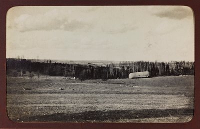 I wojna światowa: Ukraina w latach 1914-1916 podczas najazdu wojsk niemieckich. Struktura wojskowa na wsi (zdjęcie czarno-białe) autorstwa Heldenfriedhof Dsessentniki (attr. to)