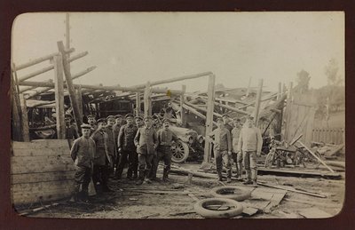 I wojna światowa: Ukraina w latach 1914-1916 podczas najazdu wojsk niemieckich. Grupa żołnierzy (zdjęcie czarno-białe) autorstwa Heldenfriedhof Dsessentniki (attr. to)