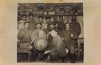 I wojna światowa: Ukraina w latach 1914-1916 podczas najazdu wojsk niemieckich. Grupa żołnierzy w czasie odpoczynku (zdjęcie czarno-białe) autorstwa Heldenfriedhof Dsessentniki (attr. to)