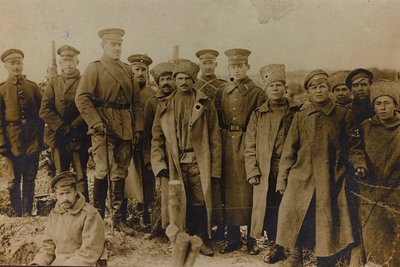 I wojna światowa: Ukraina w latach 1914-1916 podczas najazdu wojsk niemieckich. Grupa żołnierzy (zdjęcie czarno-białe) autorstwa Heldenfriedhof Dsessentniki (attr. to)