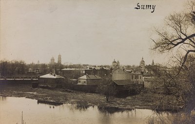 I wojna światowa: Ukraina w latach 1914-1916 podczas najazdu wojsk niemieckich. Widok Sumy (zdjęcie czarno-białe) autorstwa Heldenfriedhof Dsessentniki (attr. to)