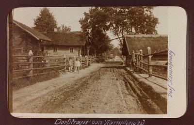 I wojna światowa: Ukraina w latach 1914-1916 podczas najazdu wojsk niemieckich. Droga wiejska (zdjęcie czarno-białe) autorstwa Heldenfriedhof Dsessentniki (attr. to)