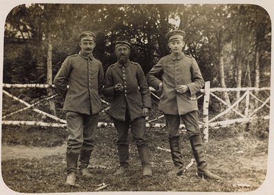 I wojna światowa: Ukraina w latach 1914-1916 podczas najazdu wojsk niemieckich. Grupa żołnierzy (zdjęcie czarno-białe) autorstwa Heldenfriedhof Dsessentniki (attr. to)