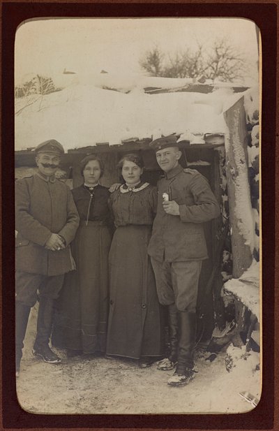 I wojna światowa: Ukraina w latach 1914-1916 podczas najazdu wojsk niemieckich. Portret grupy (zdjęcie czarno-białe) autorstwa Heldenfriedhof Dsessentniki (attr. to)