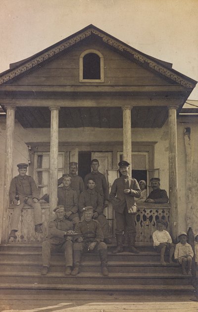 I wojna światowa: Ukraina w latach 1914-1916 podczas najazdu wojsk niemieckich. Grupa żołnierzy na frontowych schodach domu (zdjęcie czarno-białe) autorstwa Heldenfriedhof Dsessentniki (attr. to)