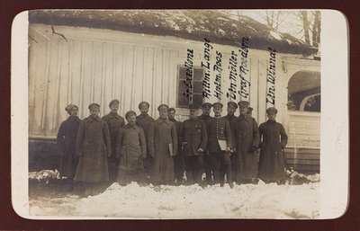I wojna światowa: Ukraina w latach 1914-1916 podczas najazdu wojsk niemieckich. Grupa żołnierzy (zdjęcie czarno-białe) autorstwa Heldenfriedhof Dsessentniki (attr. to)