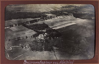 I wojna światowa: Ukraina w latach 1914-1916 podczas najazdu wojsk niemieckich. Widok z lotu ptaka (zdjęcie czarno-białe) autorstwa Heldenfriedhof Dsessentniki (attr. to)