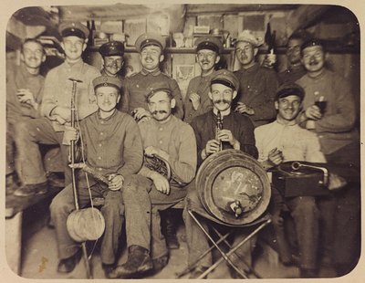 I wojna światowa: Ukraina w latach 1914-1916 podczas najazdu wojsk niemieckich. Grupa żołnierzy w czasie odpoczynku (zdjęcie czarno-białe) autorstwa Heldenfriedhof Dsessentniki (attr. to)