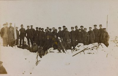 I wojna światowa: Ukraina w latach 1914-1916 podczas najazdu wojsk niemieckich. Grupa żołnierzy (zdjęcie czarno-białe) autorstwa Heldenfriedhof Dsessentniki (attr. to)