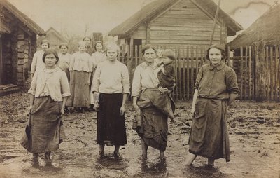 I wojna światowa: Ukraina w latach 1914-1916 podczas najazdu wojsk niemieckich. Portret grupy kobiet z dziećmi (zdjęcie czarno-białe) autorstwa Heldenfriedhof Dsessentniki (attr. to)