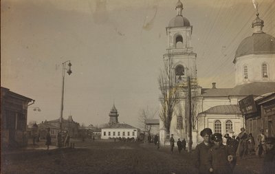 I wojna światowa: Ukraina w latach 1914-1916 podczas najazdu wojsk niemieckich. Widok miasta (zdjęcie czarno-białe) autorstwa Heldenfriedhof Dsessentniki (attr. to)