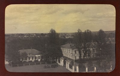 I wojna światowa: Ukraina w latach 1914-1916 podczas najazdu wojsk niemieckich. Widok miasta (zdjęcie czarno-białe) autorstwa Heldenfriedhof Dsessentniki (attr. to)