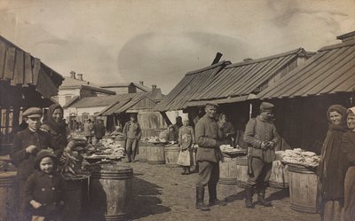 I wojna światowa: Ukraina w latach 1914-1916 podczas najazdu wojsk niemieckich. Wojsko na rynku (zdjęcie czarno-białe) autorstwa Heldenfriedhof Dsessentniki (attr. to)