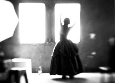 Elegancka sylwetka tancerki autorstwa Hengki Lee