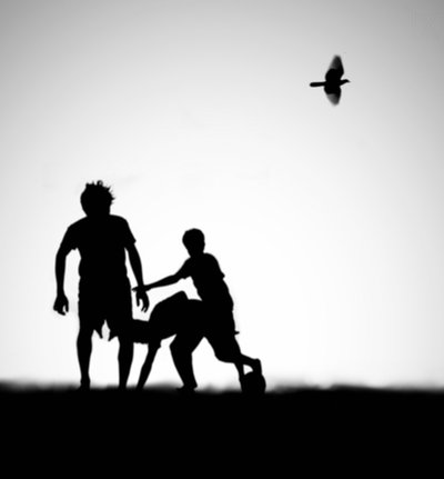 Figlarne sylwetki na tle nieba autorstwa Hengki Lee