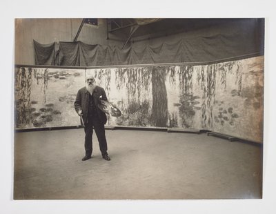 Claude Monet ze swoją paletą przed swoim dziełem „Les nymphéas” autorstwa Henri (attr. to) Manuel