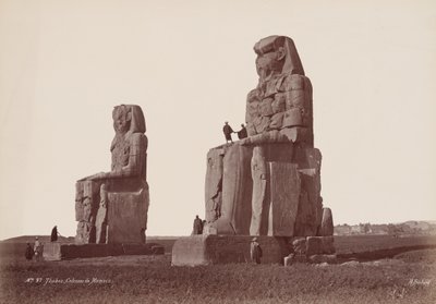 Teby, Kolosy Memnona (Thebes, Colossi of Memnon), lata siedemdziesiąte XIX wieku (zdjęcie) autorstwa Henri Béchard