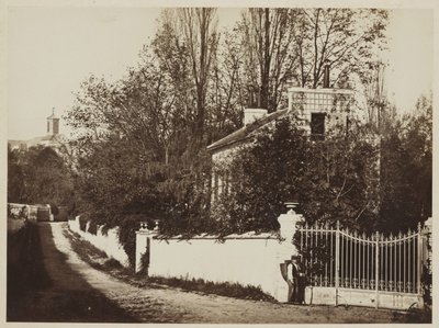 Ulica w Louveciennes, ok. 1869 r. (odbitka albuminowa ze szklanego negatywu) autorstwa Henri Bevan