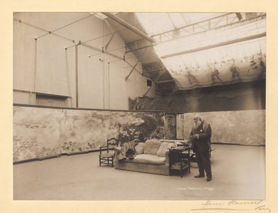 Claude Monet (1840-1926) przed obrazami „Lilie wodne”, w swoim studio w Giverny autorstwa Henri Manuel