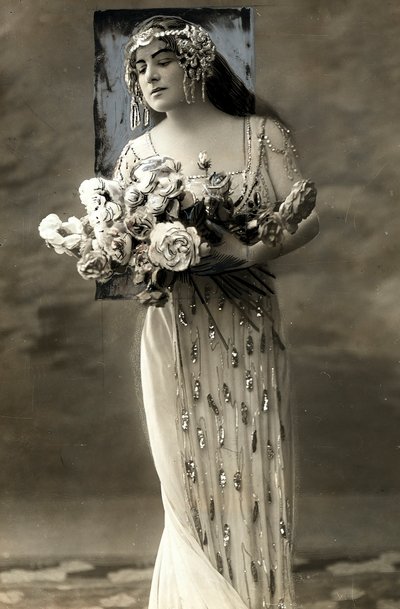 Pełnowymiarowy portret Lucy Arbell, francuskiej śpiewaczki operowej, w kostiumie autorstwa Henri Manuel