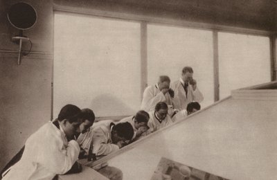 Paryż: Pendant une operation, dans un hopital moderne; Operacja widziana z góry w szpitalu (zdjęcie czarno-białe) autorstwa Henri Manuel