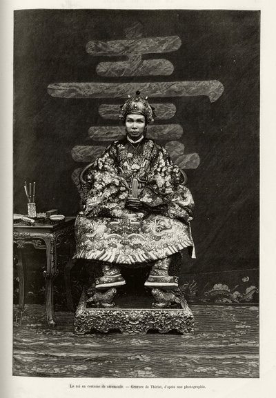 Portret króla Dong Khanha (1864-1889) cesarza Annam, w ceremonialnym stroju. Grawerowanie autorstwa Thiriata, ilustrujące historię „Trente mois au Tonkin” autorstwa dr. Charlesa Edouarda Hocquarda (1853-1911), w 1885 r. w Le tour du monde, nouveau journal  autorstwa Henri Thiriat