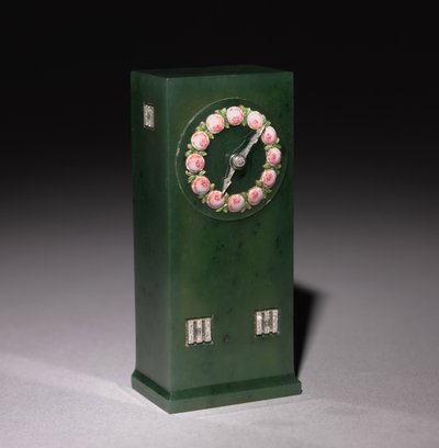 Zegar firmy Peter Carl Fabergé (1846-1920), po 1903 (nefryt, złoto, emalia, brylanty) autorstwa Henrik Wigstrom
