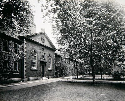 Przytułki Żelaznych Rzemieślników, Kingsland Road, Shoreditch, ok. 1910 (zdjęcie czarno-białe) (patrz także 266795) autorstwa Henry Dixon