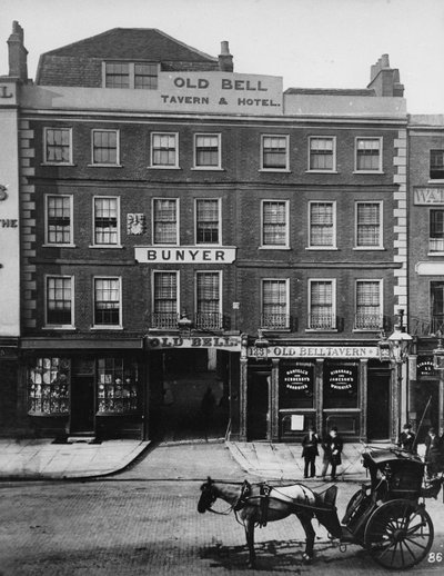 The Old Bell Inn, High Holborn, ok. 1884 r. autorstwa Henry Dixon
