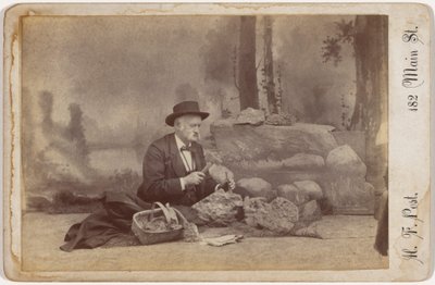"Dominic Parsons polujący na skamieniałości", ok. 1896 (zdjęcie) autorstwa Henry F. Post