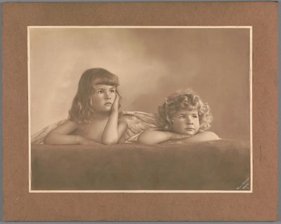 Portret Agnes Renée i Irène Heloïse Pauw van Wieldrecht, córek fotografa, w pozie zapożyczonej z puttów na Madonnie Sykstyńskiej Rafaela (Drezno, Galerie Alte Meister) autorstwa Henry Pauw van Wieldrecht