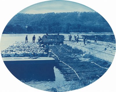 Budowa zapory skalnej i zaroślowej, Niska. Woda]. 1891 autorstwa Henry Peter Bosse