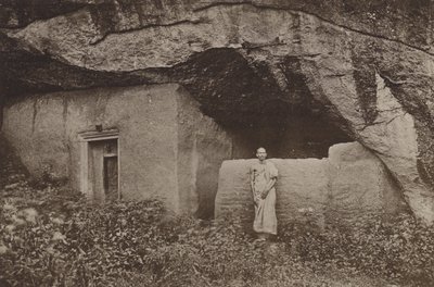 Zrujnowane miasta Cejlonu: pozostałości skalnych mieszkań w Mihintale (zdjęcie czarno-białe) autorstwa Henry W. Cave