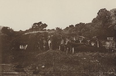 Zrujnowane miasta Cejlonu: Skalna Świątynia w Polonnaruwa (zdjęcie czarno-białe) autorstwa Henry W. Cave