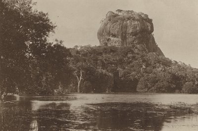 Zrujnowane miasta Cejlonu: Sigiri (zdjęcie czarno-białe) autorstwa Henry W. Cave