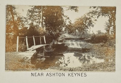 W pobliżu Ashton Keynes autorstwa Henry W. Taunt
