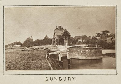 Sunbury autorstwa Henry W. Taunt