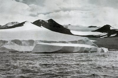 Wycielenie Berg z lodowca na Przylądku Crozier, c1911, 1913 autorstwa Herbert Ponting