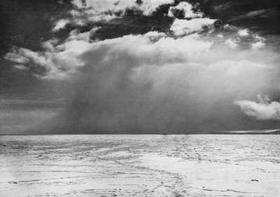 Blizzard zbliża się przez lód morski, c19101913, 1913. autorstwa Herbert Ponting