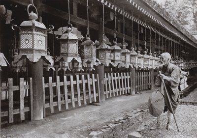 Pielgrzym w świątyni Kasuga, Nara (zdjęcie czarno-białe) autorstwa Herbert Ponting