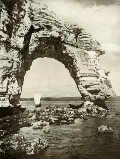 Łuk noszony przez morze w Matsushima, 1910. autorstwa Herbert Ponting