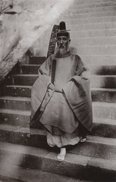 Ksiądz Shinto (zdjęcie czarno-białe) autorstwa Herbert Ponting